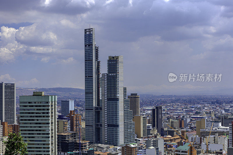 Bogotá，哥伦比亚- BD的高角度视角Bacatá在首都安第斯山脉的更高海拔上看到的大的，现代的安第斯首都。